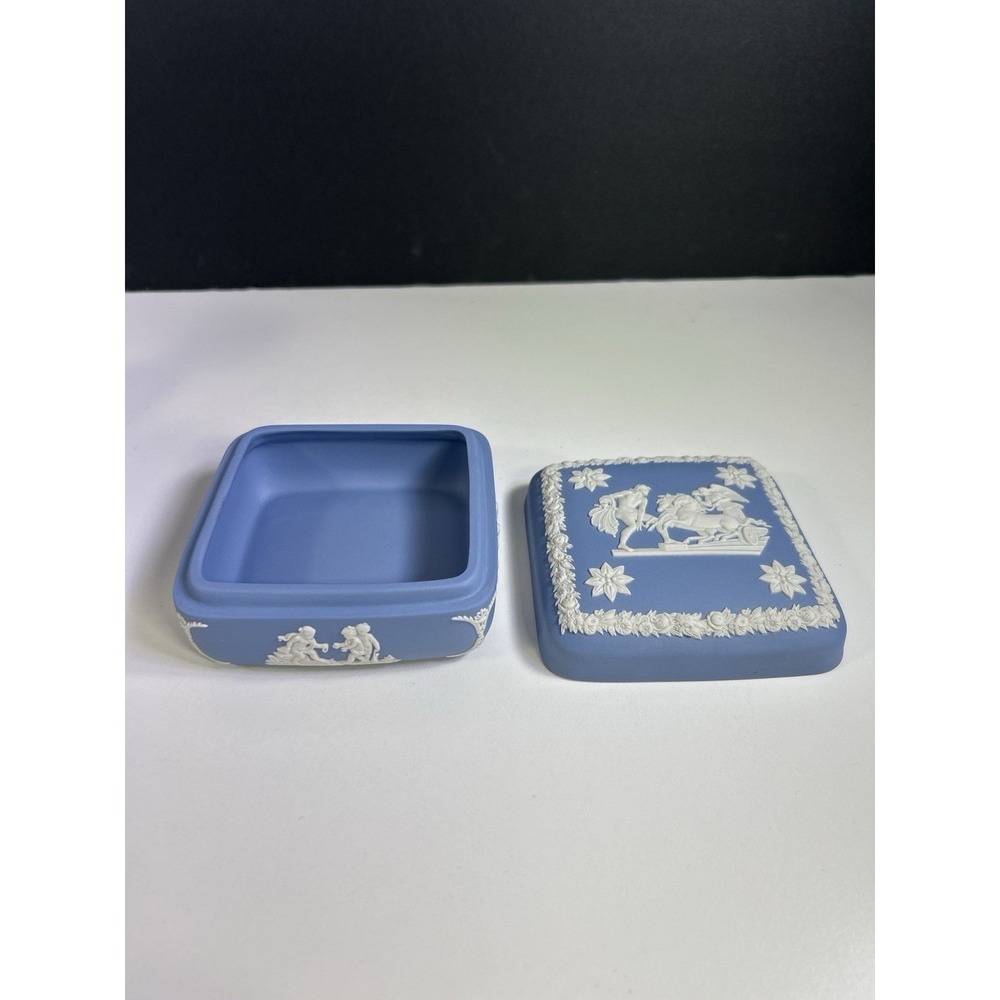 Wedgwood Blue Jasperware Keepsake Box Greek Chariot Cherubs England - Picture 3 of 8